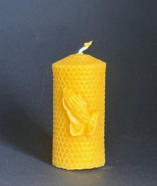 Bienenwachskerze Kerzenstumpf "Betende Hände" auf Wabenmuster