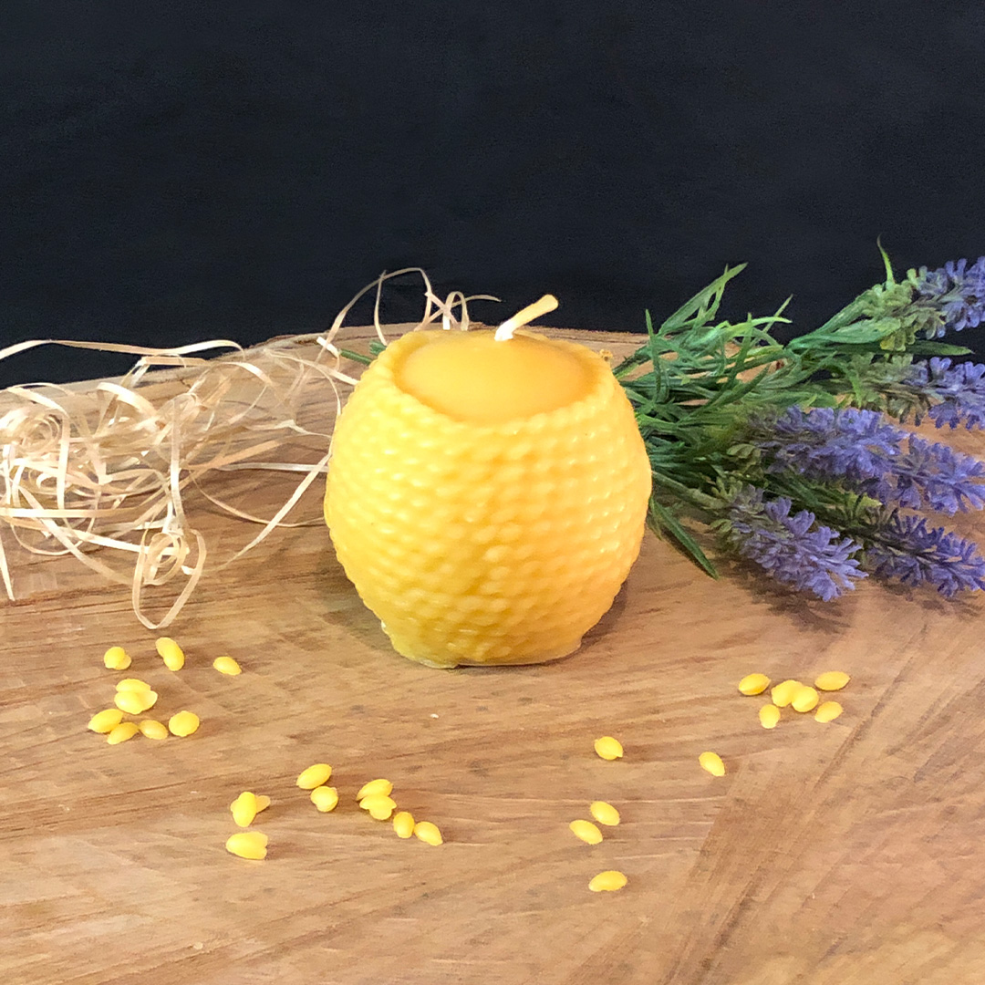 Bienenwachskerze "Bienenkorb" Kugel mit Biene